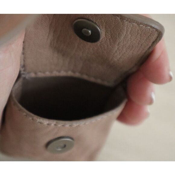 Free People Street Sounds Brown Leather Case For Airpods  + Earbuds - Picture 3 of 10